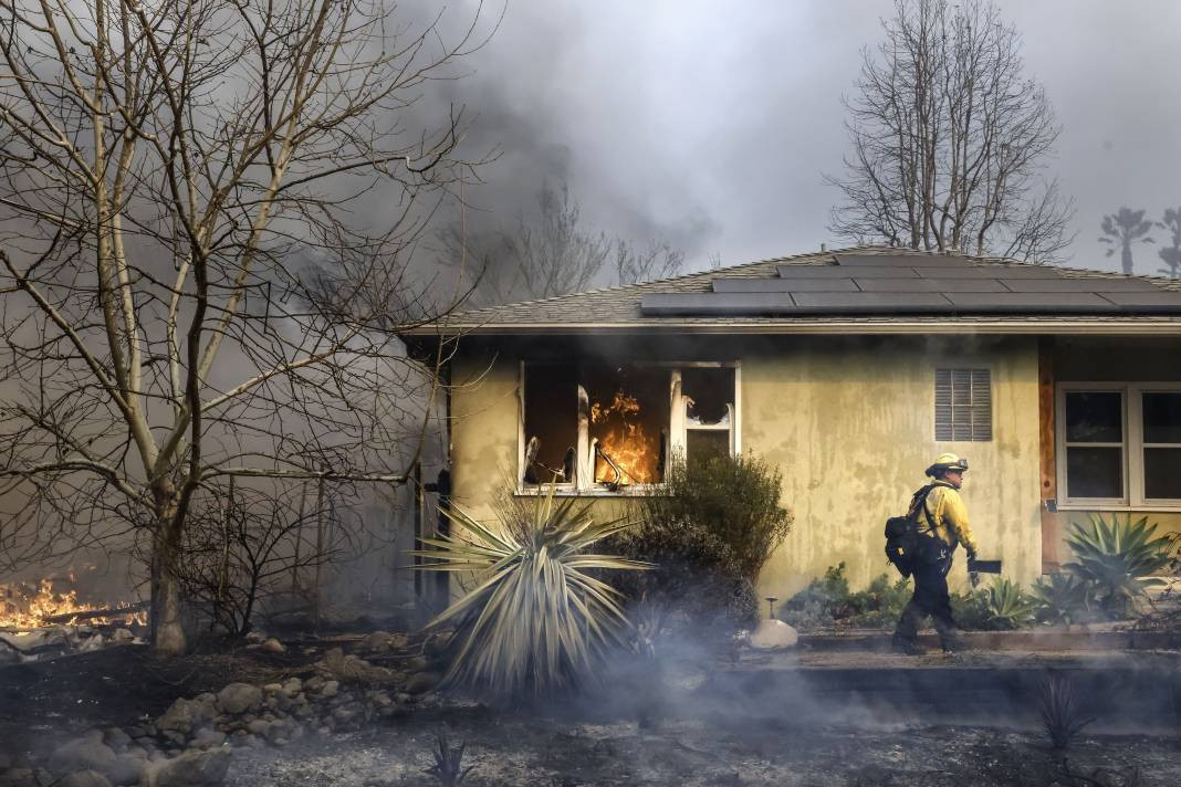 ABD cehennemi yaşıyor! Yangın felaketinde 5 ölü, 100 bin kişiye tahliye emri - Resim: 48